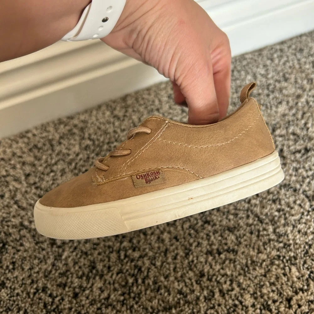 Toddler Boy Oshkosh Tan Sneaker — size 7 - Picture 6 of 9